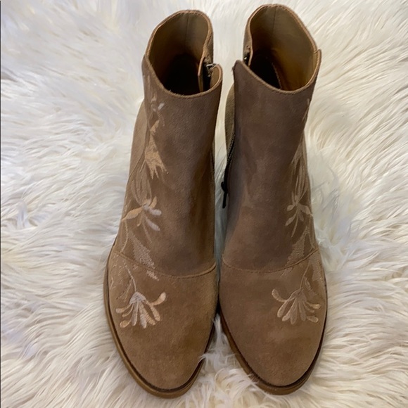 Lucky brand nude suede heeled booties - Picture 2 of 6